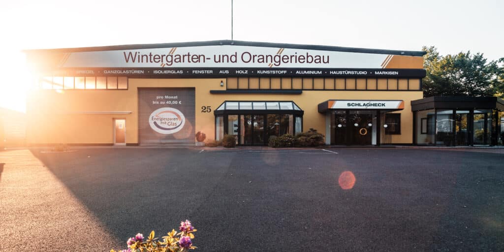 Das Bild zeigt den Standort von Schlagheck in Dülmen. In der Ausstellung können Kunden aus Dülmen, Münster und dem Münsterland Terrassenüberdachungen, Wintergärten und andere Sonnenschutzprodukte ausprobieren und kennenlernen.